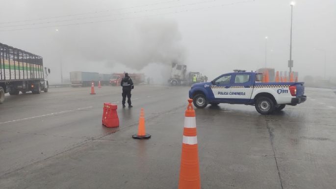 Se incendió un camión en la autopista Ruta 9, a la altura del peaje de James Craik