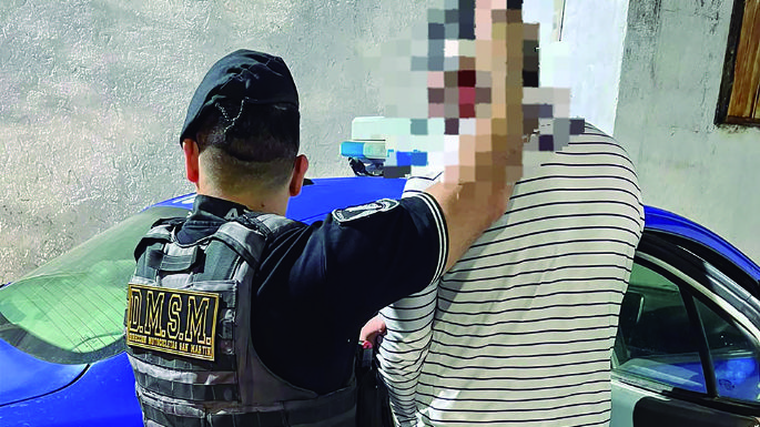 Discutieron y agredió a su pareja y al hijo de la mujer