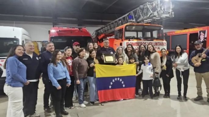 Venezolanos radicados en Villa María homenajearon a bomberos por la ayuda tras los terremotos