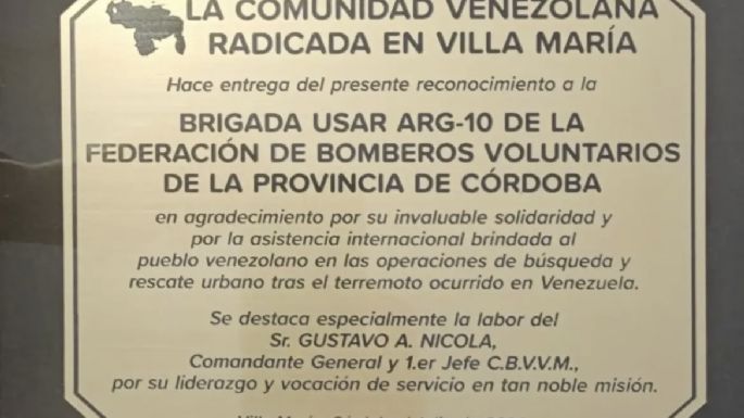 Venezolanos radicados en Villa María homenajearon a bomberos por la ayuda tras los terremotos