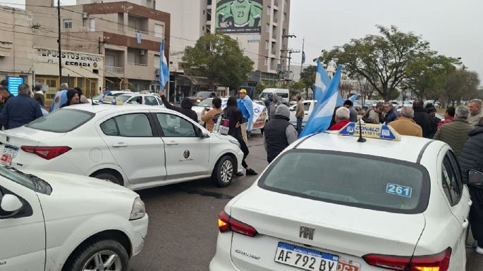 Taxistas protestan frente a la Terminal y reclaman controles sobre las aplicaciones