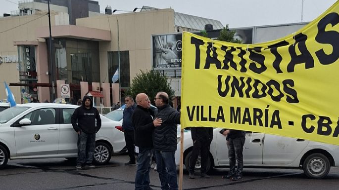Taxistas protestan frente a la Terminal y reclaman controles sobre las aplicaciones