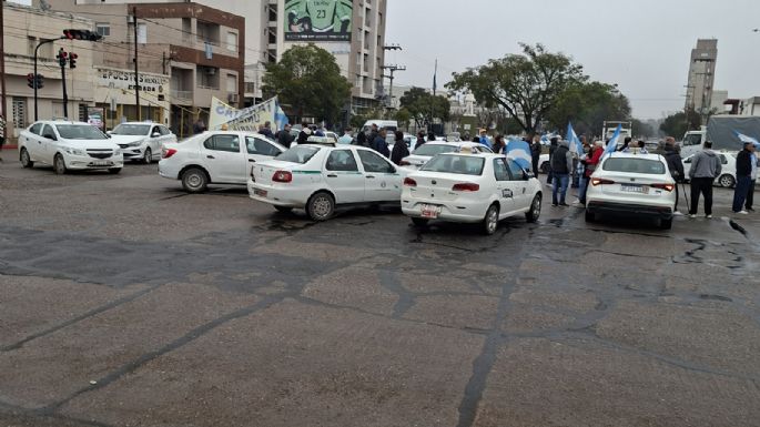 Taxistas protestan frente a la Terminal y reclaman controles sobre las aplicaciones