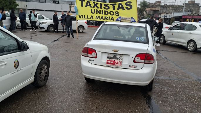 Taxistas protestan frente a la Terminal y reclaman controles sobre las aplicaciones