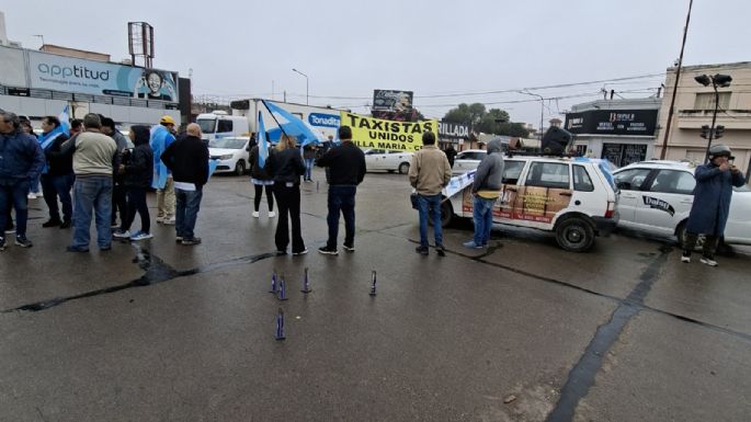 Taxistas protestan frente a la Terminal y reclaman controles sobre las aplicaciones