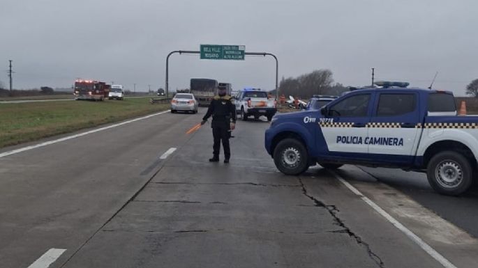 Tragedia en la autopista: tres muertos y un hombre grave tras el vuelco de una camioneta en Morrison