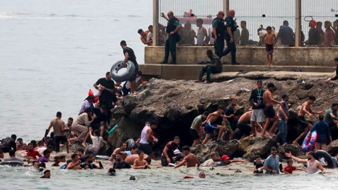 Miles de migrantes complican en España