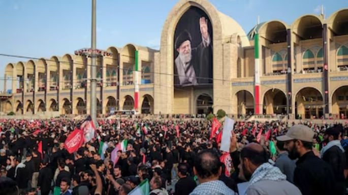 Una multitud en el funeral de Alí Jameneí, el líder supremo de Irán