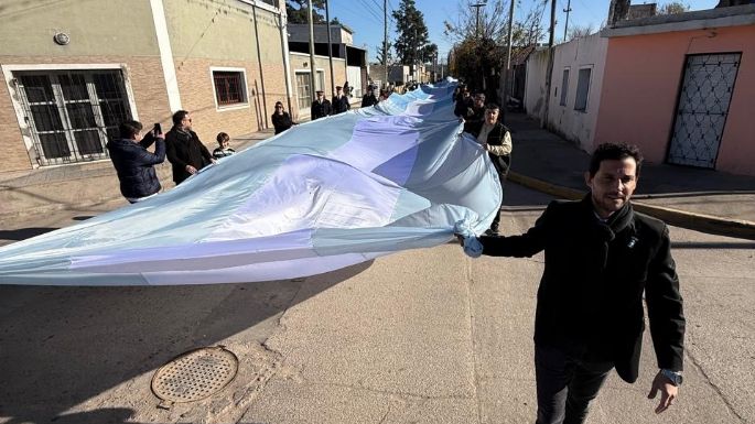 Villa Nueva celebró el Día de la Independencia con una gran bandera patria