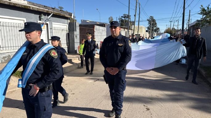 Villa Nueva celebró el Día de la Independencia con una gran bandera patria