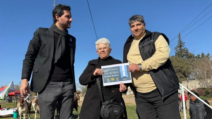 Villa Nueva celebró el Día de la Independencia con una gran bandera patria