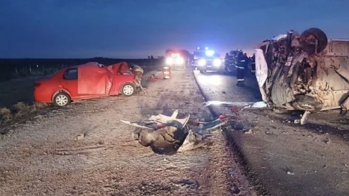 Dos muertos y 16 niñas heridas tras un choque entre un auto y un minibús