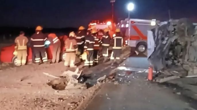 Dos muertos y 16 niñas heridas tras un choque entre un auto y un minibús