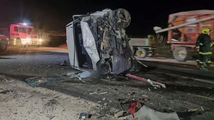 Dos muertos y 16 niñas heridas tras un choque entre un auto y un minibús