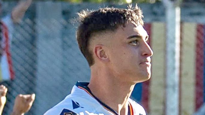 Colegiales venció al líder con otro gol de Leo Ortiz
