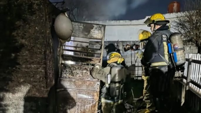 Fuego en la madrugada: ardió un taller en el patio de una casa