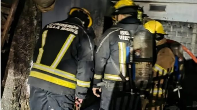 Fuego en la madrugada: ardió un taller en el patio de una casa