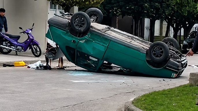 Un vehículo volcó en barrio San Juan Bautista