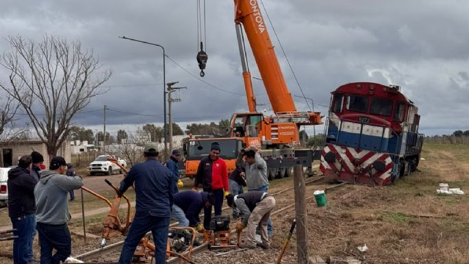 Chocó un tren con un camión y es arduo el trabajo en las vías