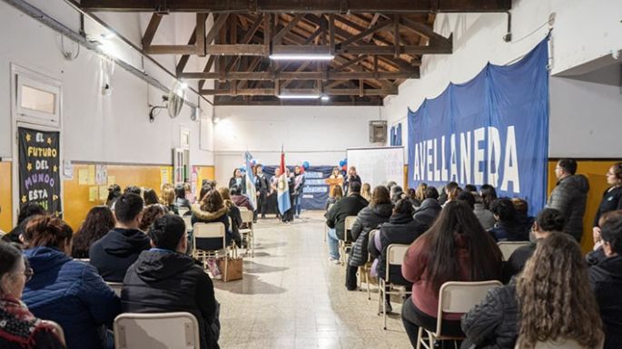 Jóvenes y adultos  por la educación