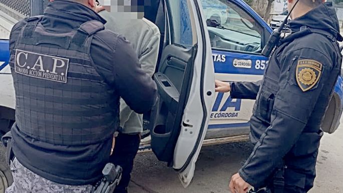 Ladrón entre rejas y una motocicleta recuperada