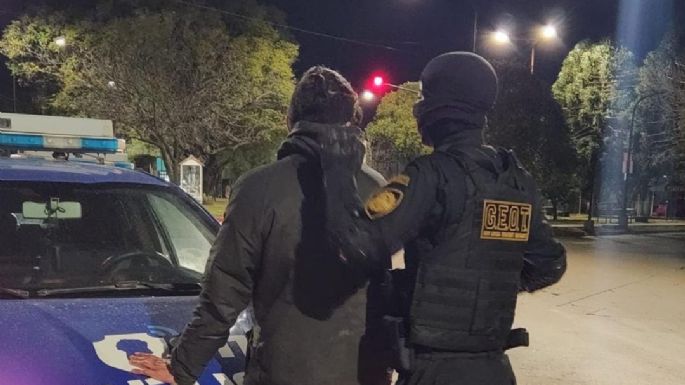 Lo detuvieron por limpiar vidrios en una esquina