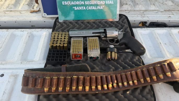 Le incautaron un revólver y 136 municiones a un conductor