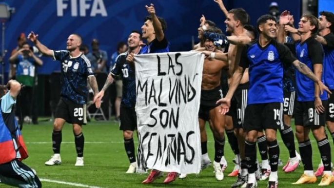 FIFA sancionó a Paredes con 10 partidos y multó a AFA por la bandera de Malvinas