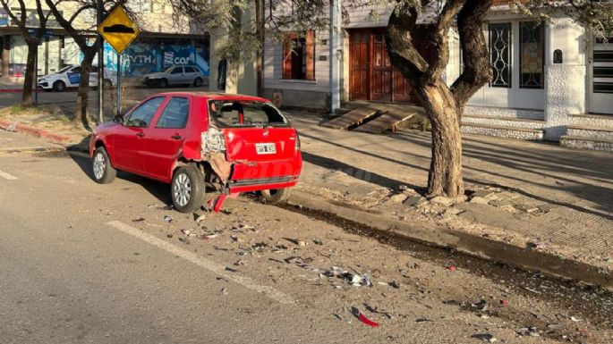 Chocó un auto estacionado y huyó: lo arrastró seis metros