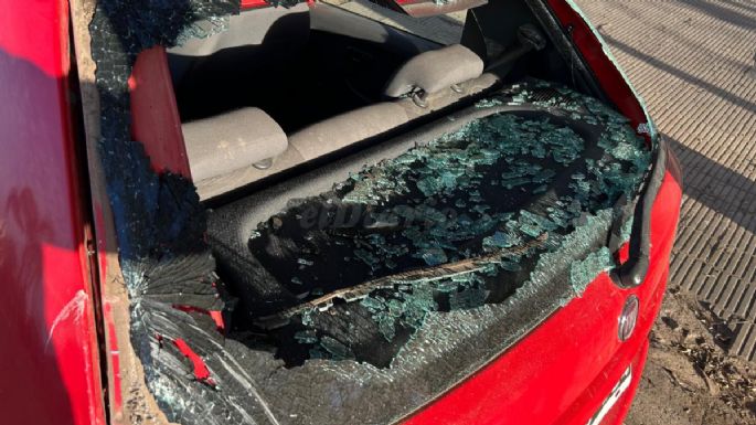 Chocó un auto estacionado y huyó: lo arrastró seis metros