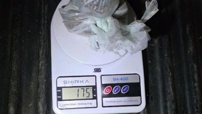 Controlan un auto y detienen a sus ocupantes por tener 190 gramos de marihuana