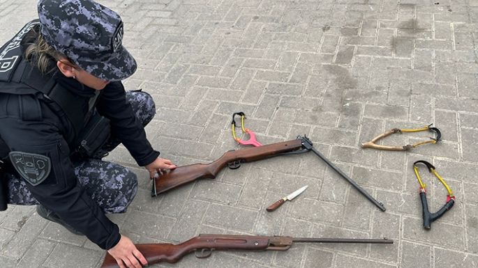 Menores con gomeras y rifles de aire comprimido