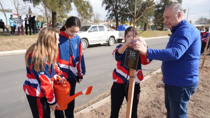Celebraron el Día del Árbol dejando 80 nuevos ejemplares en la ciudad