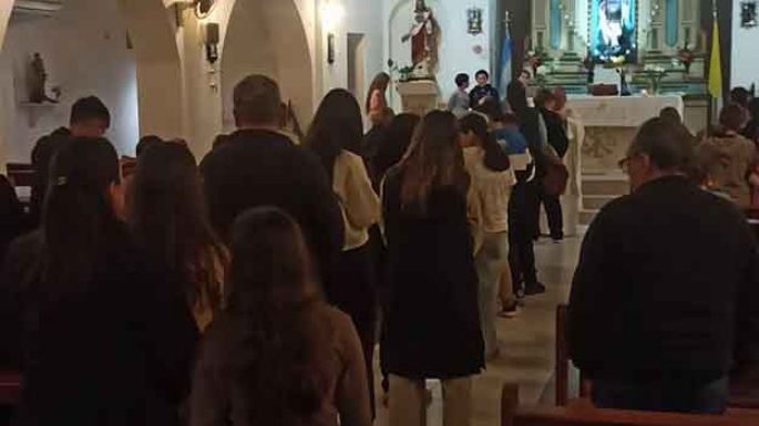 La comunidad se congrega y celebra