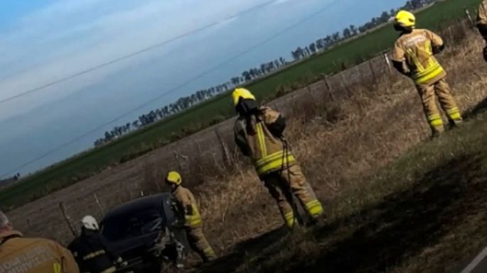 Un siniestro vial seguido de un incendio de pastizales movilizó a Bomberos