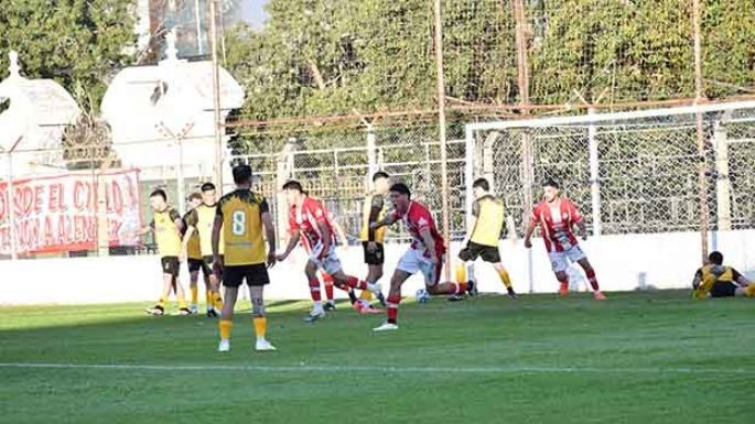 Alumni cantó el vale cuatro