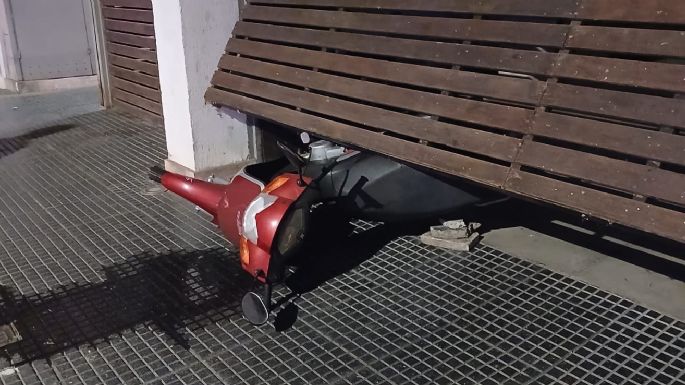 Robaron dos motos en un complejo bajo la modalidad levanta-portones