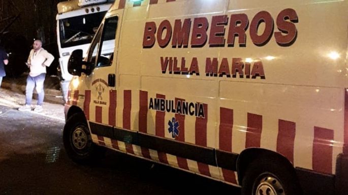 Un auto se incendió por completo y dos mujeres resultaron heridas en un choque entre auto y bici