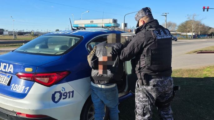 Detuvieron a un hombre por limpiar vidrios de vehículos en la vía pública