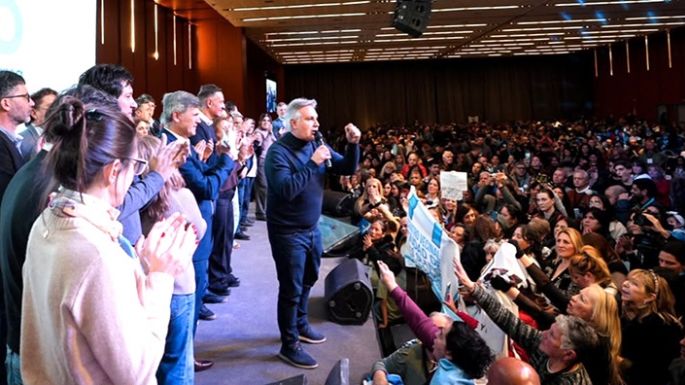 Llaryora destacó el compromiso de los centros vecinales