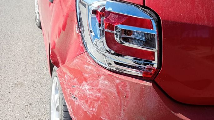 Con una Amarok, chocaron un auto estacionado y huyeron