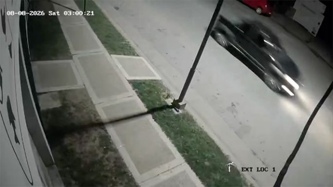 Con una Amarok, chocaron un auto estacionado y huyeron
