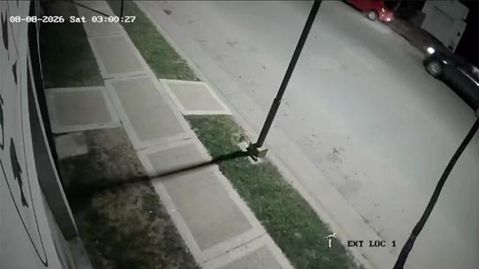 Con una Amarok, chocaron un auto estacionado y huyeron