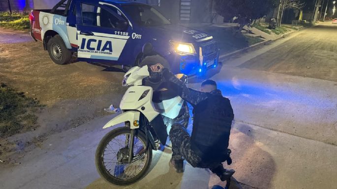 Iban tres en una moto y huyeron de un control policial