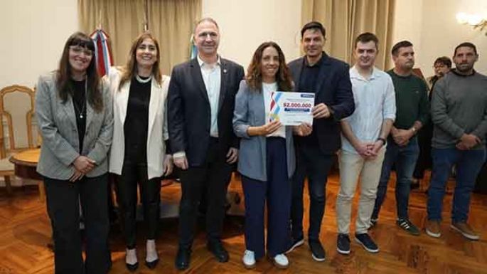 Notebooks, kits y vouchers a escuelas
