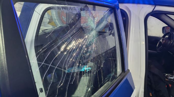 Amenazó a empleados de la terminal, insultó a la Policía y rompió un patrullero