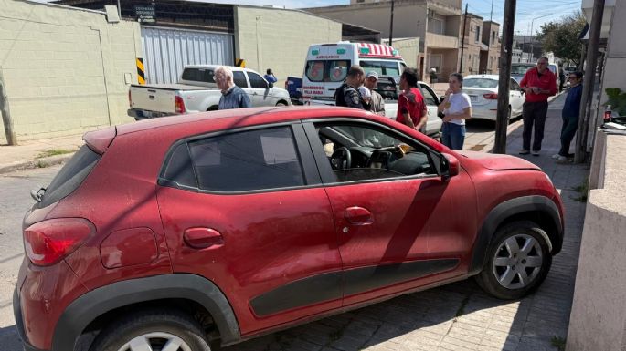 Accidente en barrio Lamadrid: un auto terminó arriba de la vereda