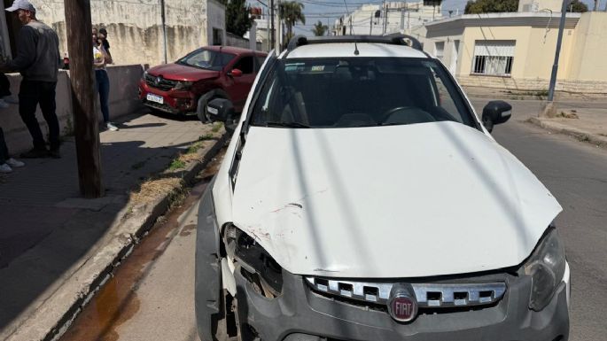 Accidente en barrio Lamadrid: un auto terminó arriba de la vereda