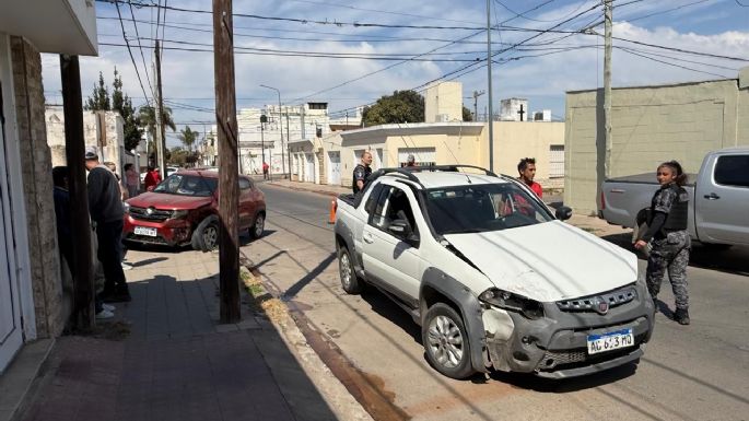 Accidente en barrio Lamadrid: un auto terminó arriba de la vereda