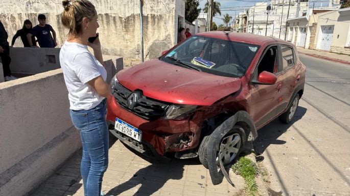 Accidente en barrio Lamadrid: un auto terminó arriba de la vereda